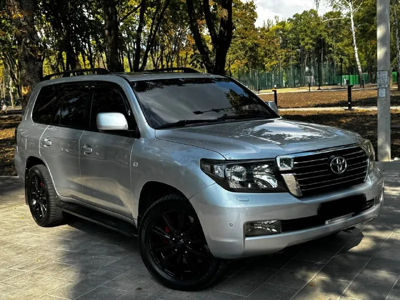 Продам toyota land cruiser 200 2010 года выпуска автомобиль на 4.5 дизельном моторе, мотор работает превосходно, без вложений! есть вся сервисная история обслуживания. коробка обычный автомат, без пинков и рывков. настоящий полноприводный рамный джип! рама в идеальном состоянии. на автомобиле нету ни грамма коррозии. готов к любым проверкам. дополнительно установлены тормоза brembo за 280.000 ₽. топовая комплектация с мониторами, люком, с подогревами сидений, 4-х зонный климат контроль. родного пробега на машине 250.000 км. авто в родном окрасе, готов к любым проверкам. возможен обмен, на обмен дороже цена: 2.750.000 ₽, торг у авто ☎️ +7 (949) 742-53-98 📞 звоните: +7(949)7425398 - фотография - 3