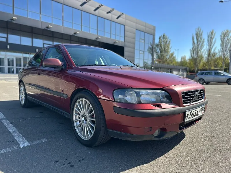 Продам авто: volvo s60 2002г 2,4т акпп цена: 550 тыс пробег 235000 комплектация: ⁃ круиз контроль ⁃ двухзонный климат контроль ⁃ хорошая музыка ⁃ электро регулировка сидений с памятью и подогревом ⁃ регулируемый люк ⁃ элетропривод и подогрев боковых зеркал ⁃ обогрев заднего стекла есть косяки и вопросы по кузову, в основном возрастные. владею данным авто второй год, было много сделано, стоит новый радиатор охлаждения двигателя, замена бачка и патрубков вкг, замена приводного ремня, замена трубки высокого давления гура, ремонт рулевой рейки, замена всех расходников, масла, фильтра. замена амортизаторов и пружин в круг. замена колодок и тормозных дисков в круг. в комплекте практически новая зимняя резина ( отходила одну зиму) летняя тоже новая. я хозяин, 180 регион, любое переоформление в мрэо. торг у капота приветствуется. телефон: +79490152369 📞 звоните: +7(949)0152369 - фотография - 2