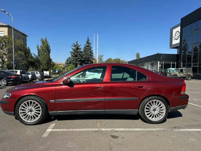 Продам авто: volvo s60 2002г 2,4т акпп цена: 550 тыс пробег 235000 комплектация: ⁃ круиз контроль ⁃ двухзонный климат контроль ⁃ хорошая музыка ⁃ электро регулировка сидений с памятью и подогревом ⁃ регулируемый люк ⁃ элетропривод и подогрев боковых зеркал ⁃ обогрев заднего стекла есть косяки и вопросы по кузову, в основном возрастные. владею данным авто второй год, было много сделано, стоит новый радиатор охлаждения двигателя, замена бачка и патрубков вкг, замена приводного ремня, замена трубки высокого давления гура, ремонт рулевой рейки, замена всех расходников, масла, фильтра. замена амортизаторов и пружин в круг. замена колодок и тормозных дисков в круг. в комплекте практически новая зимняя резина ( отходила одну зиму) летняя тоже новая. я хозяин, 180 регион, любое переоформление в мрэо. торг у капота приветствуется. телефон: +79490152369 📞 звоните: +7(949)0152369 - фотография - 3