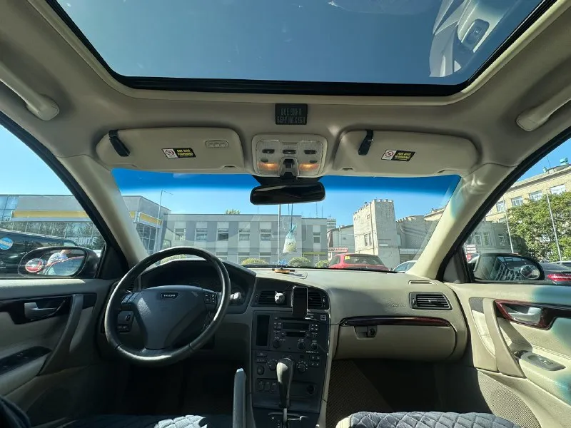 Продам авто: volvo s60 2002г 2,4т акпп цена: 550 тыс пробег 235000 комплектация: ⁃ круиз контроль ⁃ двухзонный климат контроль ⁃ хорошая музыка ⁃ электро регулировка сидений с памятью и подогревом ⁃ регулируемый люк ⁃ элетропривод и подогрев боковых зеркал ⁃ обогрев заднего стекла есть косяки и вопросы по кузову, в основном возрастные. владею данным авто второй год, было много сделано, стоит новый радиатор охлаждения двигателя, замена бачка и патрубков вкг, замена приводного ремня, замена трубки высокого давления гура, ремонт рулевой рейки, замена всех расходников, масла, фильтра. замена амортизаторов и пружин в круг. замена колодок и тормозных дисков в круг. в комплекте практически новая зимняя резина ( отходила одну зиму) летняя тоже новая. я хозяин, 180 регион, любое переоформление в мрэо. торг у капота приветствуется. телефон: +79490152369 📞 звоните: +7(949)0152369 - фотография - 4
