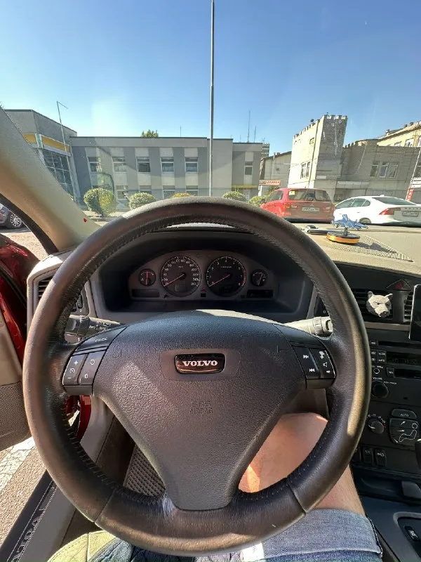 Продам авто: volvo s60 2002г 2,4т акпп цена: 550 тыс пробег 235000 комплектация: ⁃ круиз контроль ⁃ двухзонный климат контроль ⁃ хорошая музыка ⁃ электро регулировка сидений с памятью и подогревом ⁃ регулируемый люк ⁃ элетропривод и подогрев боковых зеркал ⁃ обогрев заднего стекла есть косяки и вопросы по кузову, в основном возрастные. владею данным авто второй год, было много сделано, стоит новый радиатор охлаждения двигателя, замена бачка и патрубков вкг, замена приводного ремня, замена трубки высокого давления гура, ремонт рулевой рейки, замена всех расходников, масла, фильтра. замена амортизаторов и пружин в круг. замена колодок и тормозных дисков в круг. в комплекте практически новая зимняя резина ( отходила одну зиму) летняя тоже новая. я хозяин, 180 регион, любое переоформление в мрэо. торг у капота приветствуется. телефон: +79490152369 📞 звоните: +7(949)0152369 - фотография - 5