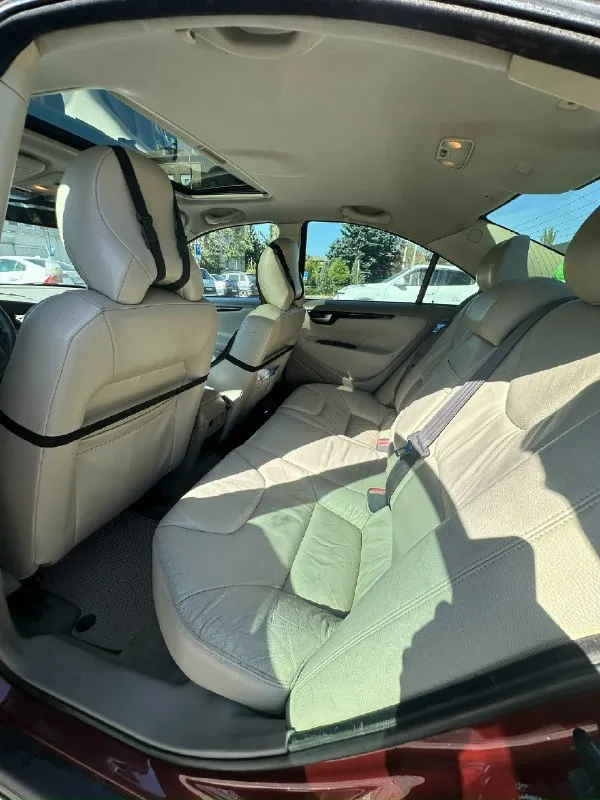 Продам авто: volvo s60 2002г 2,4т акпп цена: 550 тыс пробег 235000 комплектация: ⁃ круиз контроль ⁃ двухзонный климат контроль ⁃ хорошая музыка ⁃ электро регулировка сидений с памятью и подогревом ⁃ регулируемый люк ⁃ элетропривод и подогрев боковых зеркал ⁃ обогрев заднего стекла есть косяки и вопросы по кузову, в основном возрастные. владею данным авто второй год, было много сделано, стоит новый радиатор охлаждения двигателя, замена бачка и патрубков вкг, замена приводного ремня, замена трубки высокого давления гура, ремонт рулевой рейки, замена всех расходников, масла, фильтра. замена амортизаторов и пружин в круг. замена колодок и тормозных дисков в круг. в комплекте практически новая зимняя резина ( отходила одну зиму) летняя тоже новая. я хозяин, 180 регион, любое переоформление в мрэо. торг у капота приветствуется. телефон: +79490152369 📞 звоните: +7(949)0152369 - фотография - 6