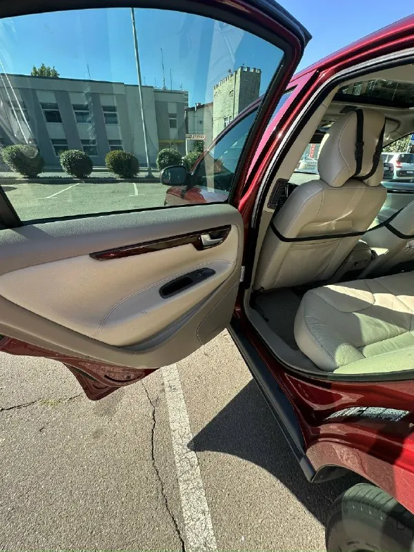 Продам авто: volvo s60 2002г 2,4т акпп цена: 550 тыс пробег 235000 комплектация: ⁃ круиз контроль ⁃ двухзонный климат контроль ⁃ хорошая музыка ⁃ электро регулировка сидений с памятью и подогревом ⁃ регулируемый люк ⁃ элетропривод и подогрев боковых зеркал ⁃ обогрев заднего стекла есть косяки и вопросы по кузову, в основном возрастные. владею данным авто второй год, было много сделано, стоит новый радиатор охлаждения двигателя, замена бачка и патрубков вкг, замена приводного ремня, замена трубки высокого давления гура, ремонт рулевой рейки, замена всех расходников, масла, фильтра. замена амортизаторов и пружин в круг. замена колодок и тормозных дисков в круг. в комплекте практически новая зимняя резина ( отходила одну зиму) летняя тоже новая. я хозяин, 180 регион, любое переоформление в мрэо. торг у капота приветствуется. телефон: +79490152369 📞 звоните: +7(949)0152369 - фотография - 7