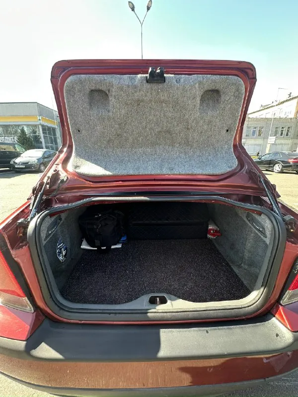 Продам авто: volvo s60 2002г 2,4т акпп цена: 550 тыс пробег 235000 комплектация: ⁃ круиз контроль ⁃ двухзонный климат контроль ⁃ хорошая музыка ⁃ электро регулировка сидений с памятью и подогревом ⁃ регулируемый люк ⁃ элетропривод и подогрев боковых зеркал ⁃ обогрев заднего стекла есть косяки и вопросы по кузову, в основном возрастные. владею данным авто второй год, было много сделано, стоит новый радиатор охлаждения двигателя, замена бачка и патрубков вкг, замена приводного ремня, замена трубки высокого давления гура, ремонт рулевой рейки, замена всех расходников, масла, фильтра. замена амортизаторов и пружин в круг. замена колодок и тормозных дисков в круг. в комплекте практически новая зимняя резина ( отходила одну зиму) летняя тоже новая. я хозяин, 180 регион, любое переоформление в мрэо. торг у капота приветствуется. телефон: +79490152369 📞 звоните: +7(949)0152369 - фотография - 8