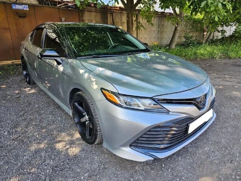 Продается надежный автомобиль toyota camry 2019 г. в. 📍 модель: toyota camry 🗓 год выпуска: 2019 🔧 : 2.5 (прошит до 202 л. с.) 📏 пробег: 76,500 км 🛠 состояние: идеальное, без дтп особенности: • полная шумоизоляция для комфортной езды • капот, бампер, крылья, фары, район дверных ручек и пороги в защитной пленке • новые качественные линзы • панель приборов и аудиосистема русифицированы • диски r-18 оригинал wossen + комплект зимних шин на родных дисках r-17 • два ключа 🚗 автомобиль полностью обслужен и готов к любым проверкам! 💰 цена: 2.65 млн руб. 📞 контакт: +7 959 152 11 11 👤 реальному покупателю торг 📞 звоните: +7(959)1521111 - фотография - 3