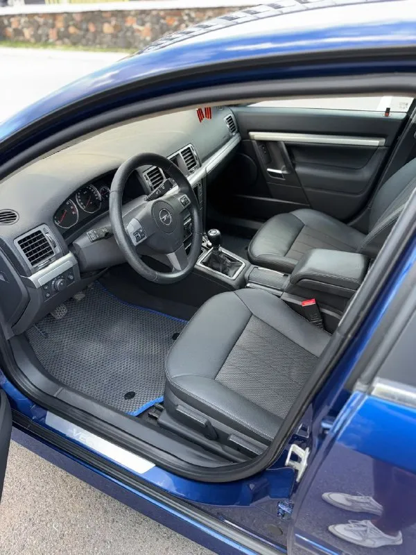 Продам: opel vectra в заводском обвесе ops! 2008 года выпуска. объем: 1,8 ✅ кузов автомобиля совершенно без следов коррозии. все стекла родные, включая лобовое. ✅ обслужен от и до. за последние 10 тыс. км. были следующие замены: комплект сцепления (диск, корзина, выжимной). новые задние стойки. амортизаторы. перебран компрессор кондиционера и часть патрубков. так же ранее перебиралась вся ходовая часть, подвеска - идеальная, без как-либо стуков. замена тормозных дисков зад/перед и колодок. за автомобилем тщательно следили и ухаживали. средств и времени не жалелось. двигатель, мкп - без каких-либо нареканий. салон в идеальном состоянии для своих лет. комплектация максимальная, ксенон, адаптивный свет (линза поворачивается за направлением руля + дополнительная лампа включающаяся при повороте). двухзонный климат. мультируль. круиз конктроль. датчик света и дождя. складывающиеся зеркала. подогревы сидений. ✅ новая летняя резина hankook. так же зимний комплект. цена: 735 ₽ торг +79496064451 донецк - фотография - 10