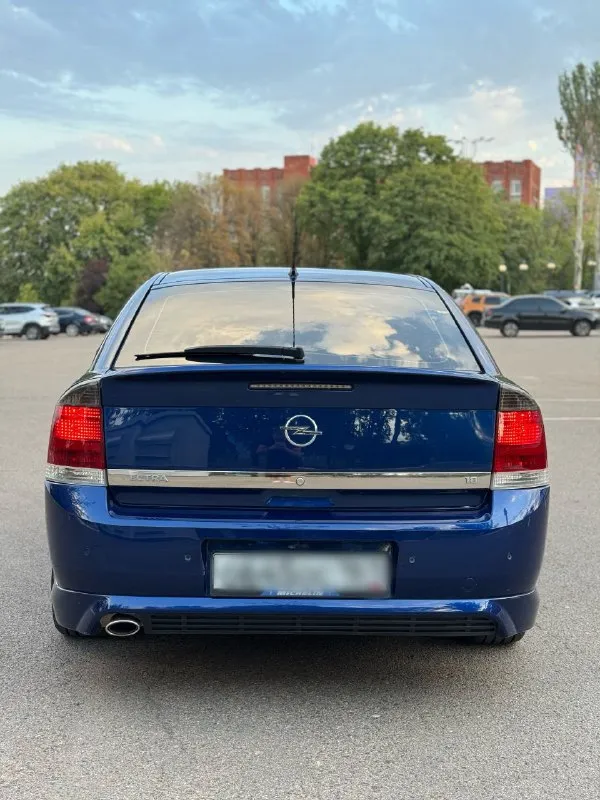 Продам: opel vectra в заводском обвесе ops! 2008 года выпуска. объем: 1,8 ✅ кузов автомобиля совершенно без следов коррозии. все стекла родные, включая лобовое. ✅ обслужен от и до. за последние 10 тыс. км. были следующие замены: комплект сцепления (диск, корзина, выжимной). новые задние стойки. амортизаторы. перебран компрессор кондиционера и часть патрубков. так же ранее перебиралась вся ходовая часть, подвеска - идеальная, без как-либо стуков. замена тормозных дисков зад/перед и колодок. за автомобилем тщательно следили и ухаживали. средств и времени не жалелось. двигатель, мкп - без каких-либо нареканий. салон в идеальном состоянии для своих лет. комплектация максимальная, ксенон, адаптивный свет (линза поворачивается за направлением руля + дополнительная лампа включающаяся при повороте). двухзонный климат. мультируль. круиз конктроль. датчик света и дождя. складывающиеся зеркала. подогревы сидений. ✅ новая летняя резина hankook. так же зимний комплект. цена: 735 ₽ торг +79496064451 донецк - фотография - 2