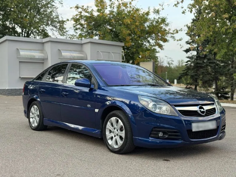 Продам: opel vectra в заводском обвесе ops! 2008 года выпуска. объем: 1,8 ✅ кузов автомобиля совершенно без следов коррозии. все стекла родные, включая лобовое. ✅ обслужен от и до. за последние 10 тыс. км. были следующие замены: комплект сцепления (диск, корзина, выжимной). новые задние стойки. амортизаторы. перебран компрессор кондиционера и часть патрубков. так же ранее перебиралась вся ходовая часть, подвеска - идеальная, без как-либо стуков. замена тормозных дисков зад/перед и колодок. за автомобилем тщательно следили и ухаживали. средств и времени не жалелось. двигатель, мкп - без каких-либо нареканий. салон в идеальном состоянии для своих лет. комплектация максимальная, ксенон, адаптивный свет (линза поворачивается за направлением руля + дополнительная лампа включающаяся при повороте). двухзонный климат. мультируль. круиз конктроль. датчик света и дождя. складывающиеся зеркала. подогревы сидений. ✅ новая летняя резина hankook. так же зимний комплект. цена: 735 ₽ торг +79496064451 донецк - фотография - 3