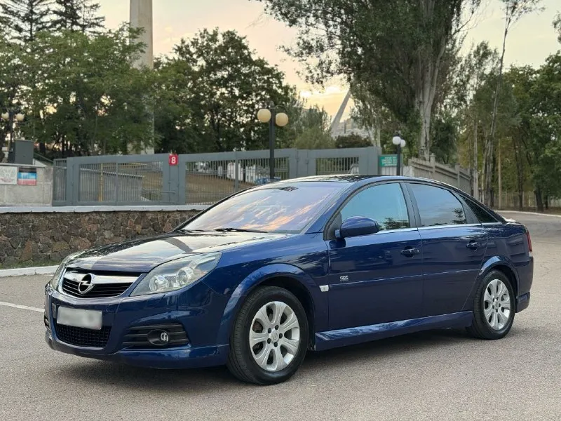 Продам: opel vectra в заводском обвесе ops! 2008 года выпуска. объем: 1,8 ✅ кузов автомобиля совершенно без следов коррозии. все стекла родные, включая лобовое. ✅ обслужен от и до. за последние 10 тыс. км. были следующие замены: комплект сцепления (диск, корзина, выжимной). новые задние стойки. амортизаторы. перебран компрессор кондиционера и часть патрубков. так же ранее перебиралась вся ходовая часть, подвеска - идеальная, без как-либо стуков. замена тормозных дисков зад/перед и колодок. за автомобилем тщательно следили и ухаживали. средств и времени не жалелось. двигатель, мкп - без каких-либо нареканий. салон в идеальном состоянии для своих лет. комплектация максимальная, ксенон, адаптивный свет (линза поворачивается за направлением руля + дополнительная лампа включающаяся при повороте). двухзонный климат. мультируль. круиз конктроль. датчик света и дождя. складывающиеся зеркала. подогревы сидений. ✅ новая летняя резина hankook. так же зимний комплект. цена: 735 ₽ торг +79496064451 донецк - фотография - 4