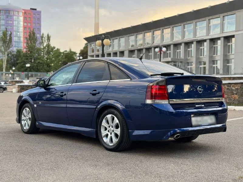 Продам: opel vectra в заводском обвесе ops! 2008 года выпуска. объем: 1,8 ✅ кузов автомобиля совершенно без следов коррозии. все стекла родные, включая лобовое. ✅ обслужен от и до. за последние 10 тыс. км. были следующие замены: комплект сцепления (диск, корзина, выжимной). новые задние стойки. амортизаторы. перебран компрессор кондиционера и часть патрубков. так же ранее перебиралась вся ходовая часть, подвеска - идеальная, без как-либо стуков. замена тормозных дисков зад/перед и колодок. за автомобилем тщательно следили и ухаживали. средств и времени не жалелось. двигатель, мкп - без каких-либо нареканий. салон в идеальном состоянии для своих лет. комплектация максимальная, ксенон, адаптивный свет (линза поворачивается за направлением руля + дополнительная лампа включающаяся при повороте). двухзонный климат. мультируль. круиз конктроль. датчик света и дождя. складывающиеся зеркала. подогревы сидений. ✅ новая летняя резина hankook. так же зимний комплект. цена: 735 ₽ торг +79496064451 донецк - фотография - 5