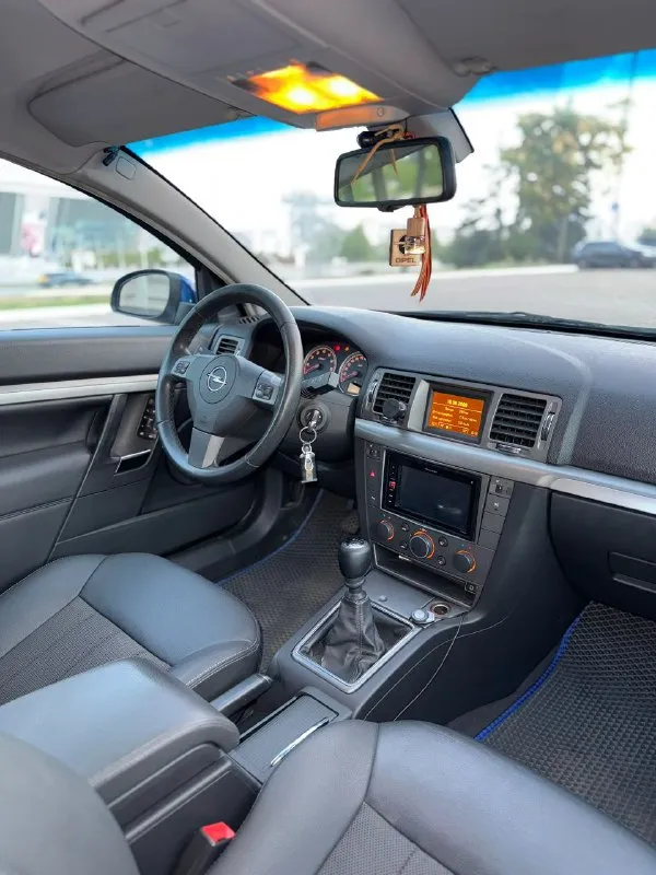 Продам: opel vectra в заводском обвесе ops! 2008 года выпуска. объем: 1,8 ✅ кузов автомобиля совершенно без следов коррозии. все стекла родные, включая лобовое. ✅ обслужен от и до. за последние 10 тыс. км. были следующие замены: комплект сцепления (диск, корзина, выжимной). новые задние стойки. амортизаторы. перебран компрессор кондиционера и часть патрубков. так же ранее перебиралась вся ходовая часть, подвеска - идеальная, без как-либо стуков. замена тормозных дисков зад/перед и колодок. за автомобилем тщательно следили и ухаживали. средств и времени не жалелось. двигатель, мкп - без каких-либо нареканий. салон в идеальном состоянии для своих лет. комплектация максимальная, ксенон, адаптивный свет (линза поворачивается за направлением руля + дополнительная лампа включающаяся при повороте). двухзонный климат. мультируль. круиз конктроль. датчик света и дождя. складывающиеся зеркала. подогревы сидений. ✅ новая летняя резина hankook. так же зимний комплект. цена: 735 ₽ торг +79496064451 донецк - фотография - 7