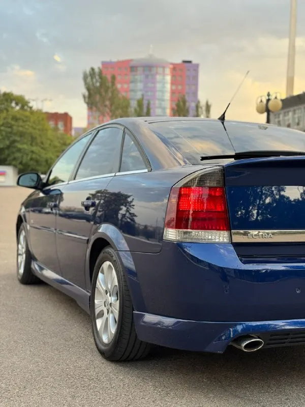 Продам: opel vectra в заводском обвесе ops! 2008 года выпуска. объем: 1,8 ✅ кузов автомобиля совершенно без следов коррозии. все стекла родные, включая лобовое. ✅ обслужен от и до. за последние 10 тыс. км. были следующие замены: комплект сцепления (диск, корзина, выжимной). новые задние стойки. амортизаторы. перебран компрессор кондиционера и часть патрубков. так же ранее перебиралась вся ходовая часть, подвеска - идеальная, без как-либо стуков. замена тормозных дисков зад/перед и колодок. за автомобилем тщательно следили и ухаживали. средств и времени не жалелось. двигатель, мкп - без каких-либо нареканий. салон в идеальном состоянии для своих лет. комплектация максимальная, ксенон, адаптивный свет (линза поворачивается за направлением руля + дополнительная лампа включающаяся при повороте). двухзонный климат. мультируль. круиз конктроль. датчик света и дождя. складывающиеся зеркала. подогревы сидений. ✅ новая летняя резина hankook. так же зимний комплект. цена: 735 ₽ торг +79496064451 донецк - фотография - 8