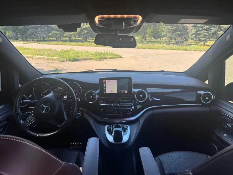Mercedes v-class v250, 2018год, 190лс, 114 тыс км пробег, полный привод, автомобиль куплен у официального дилера, по факту 3й владелец, первый хоз это салон, и были перевес номеров зоны риски и пескоструя затянуты в пленку, так же авто покрыт керамикой, стоят улучшенные передние тормоза( суппорта и увеличенный тормозной диск) без проблем могу вернуть в стоковые. по комплектации камеры 360, музыка burmester, кожа nappa, задние форточки электро, черный потолок, удержание в полосе, обе электродвери, столик, датчик слепых зон, адаптивный круиз, адаптивные фары, дополнительно уставлен carplay, штатный webasto, оригинальный пробег, обслуживался у оф. диллера, пробег подтвердит любой диллер mb, попутно обслуживал в клубном сервисе mb + отдам комплект зимний резины. по автомобилю делать абсолютно ничего не нужно, недавно были заменены масла в редукторах и коробке цена 5.50000 🍋 торг тел : +79493723676 📞 звоните: +7(949)3723676 - фотография - 10
