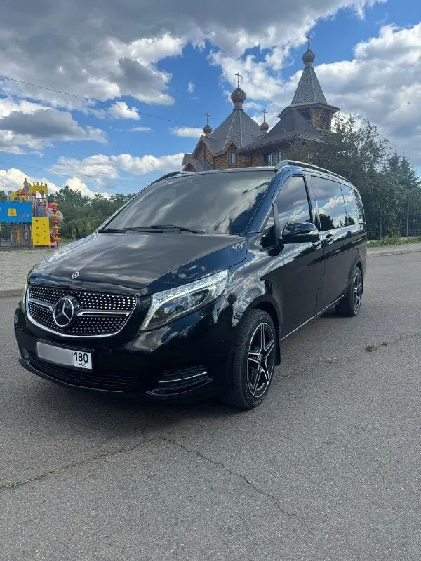 Mercedes v-class v250, 2018год, 190лс, 114 тыс км пробег, полный привод, автомобиль куплен у официального дилера, по факту 3й владелец, первый хоз это салон, и были перевес номеров зоны риски и пескоструя затянуты в пленку, так же авто покрыт керамикой, стоят улучшенные передние тормоза( суппорта и увеличенный тормозной диск) без проблем могу вернуть в стоковые. по комплектации камеры 360, музыка burmester, кожа nappa, задние форточки электро, черный потолок, удержание в полосе, обе электродвери, столик, датчик слепых зон, адаптивный круиз, адаптивные фары, дополнительно уставлен carplay, штатный webasto, оригинальный пробег, обслуживался у оф. диллера, пробег подтвердит любой диллер mb, попутно обслуживал в клубном сервисе mb + отдам комплект зимний резины. по автомобилю делать абсолютно ничего не нужно, недавно были заменены масла в редукторах и коробке цена 5.50000 🍋 торг тел : +79493723676 📞 звоните: +7(949)3723676 - фотография - 2