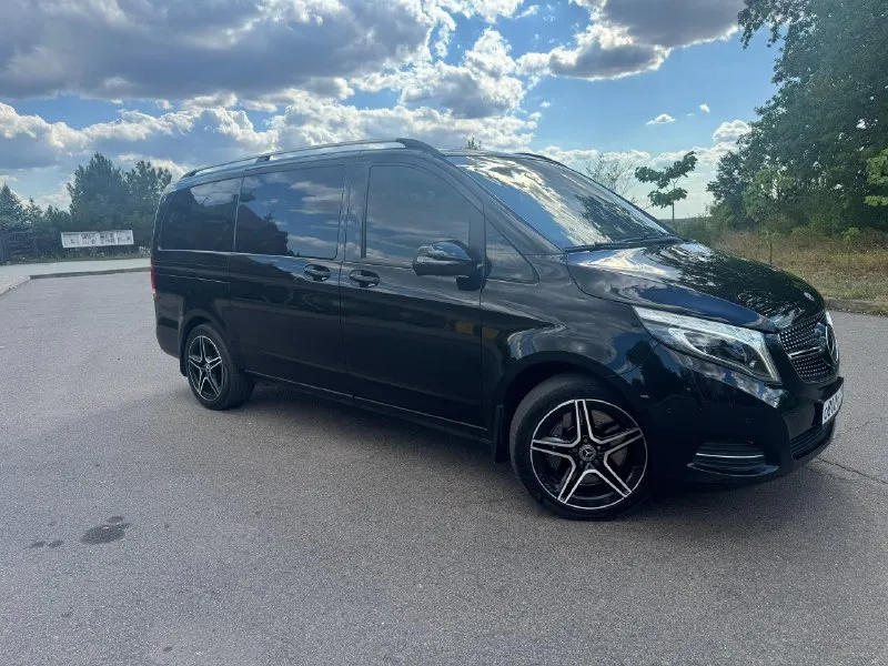Mercedes v-class v250, 2018год, 190лс, 114 тыс км пробег, полный привод, автомобиль куплен у официального дилера, по факту 3й владелец, первый хоз это салон, и были перевес номеров зоны риски и пескоструя затянуты в пленку, так же авто покрыт керамикой, стоят улучшенные передние тормоза( суппорта и увеличенный тормозной диск) без проблем могу вернуть в стоковые. по комплектации камеры 360, музыка burmester, кожа nappa, задние форточки электро, черный потолок, удержание в полосе, обе электродвери, столик, датчик слепых зон, адаптивный круиз, адаптивные фары, дополнительно уставлен carplay, штатный webasto, оригинальный пробег, обслуживался у оф. диллера, пробег подтвердит любой диллер mb, попутно обслуживал в клубном сервисе mb + отдам комплект зимний резины. по автомобилю делать абсолютно ничего не нужно, недавно были заменены масла в редукторах и коробке цена 5.50000 🍋 торг тел : +79493723676 📞 звоните: +7(949)3723676 - фотография - 3