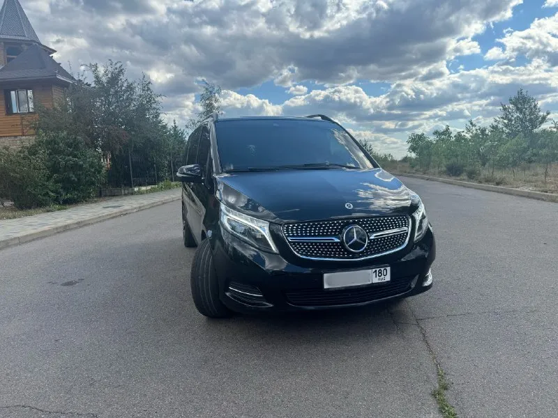 Mercedes v-class v250, 2018год, 190лс, 114 тыс км пробег, полный привод, автомобиль куплен у официального дилера, по факту 3й владелец, первый хоз это салон, и были перевес номеров зоны риски и пескоструя затянуты в пленку, так же авто покрыт керамикой, стоят улучшенные передние тормоза( суппорта и увеличенный тормозной диск) без проблем могу вернуть в стоковые. по комплектации камеры 360, музыка burmester, кожа nappa, задние форточки электро, черный потолок, удержание в полосе, обе электродвери, столик, датчик слепых зон, адаптивный круиз, адаптивные фары, дополнительно уставлен carplay, штатный webasto, оригинальный пробег, обслуживался у оф. диллера, пробег подтвердит любой диллер mb, попутно обслуживал в клубном сервисе mb + отдам комплект зимний резины. по автомобилю делать абсолютно ничего не нужно, недавно были заменены масла в редукторах и коробке цена 5.50000 🍋 торг тел : +79493723676 📞 звоните: +7(949)3723676 - фотография - 4