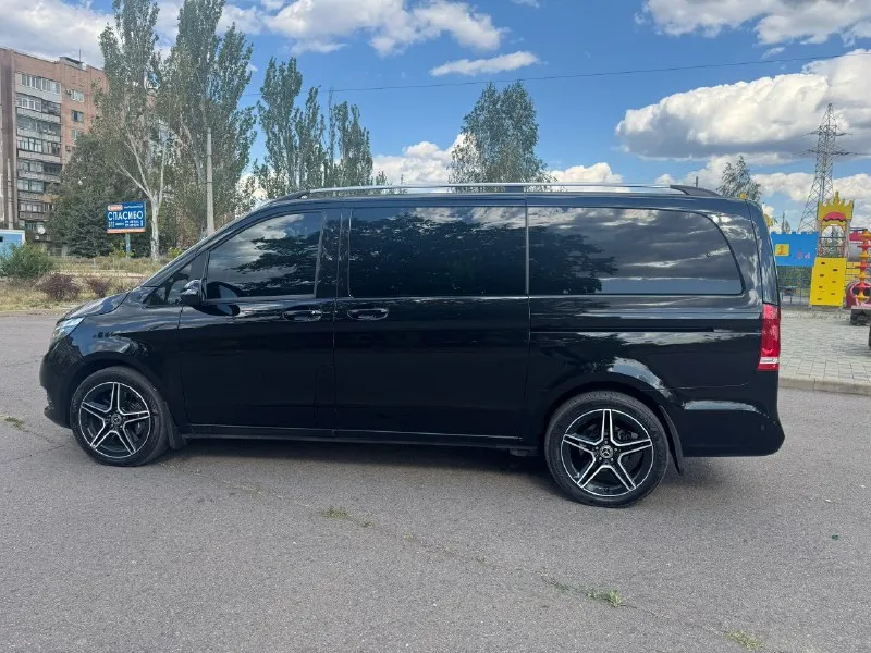 Mercedes v-class v250, 2018год, 190лс, 114 тыс км пробег, полный привод, автомобиль куплен у официального дилера, по факту 3й владелец, первый хоз это салон, и были перевес номеров зоны риски и пескоструя затянуты в пленку, так же авто покрыт керамикой, стоят улучшенные передние тормоза( суппорта и увеличенный тормозной диск) без проблем могу вернуть в стоковые. по комплектации камеры 360, музыка burmester, кожа nappa, задние форточки электро, черный потолок, удержание в полосе, обе электродвери, столик, датчик слепых зон, адаптивный круиз, адаптивные фары, дополнительно уставлен carplay, штатный webasto, оригинальный пробег, обслуживался у оф. диллера, пробег подтвердит любой диллер mb, попутно обслуживал в клубном сервисе mb + отдам комплект зимний резины. по автомобилю делать абсолютно ничего не нужно, недавно были заменены масла в редукторах и коробке цена 5.50000 🍋 торг тел : +79493723676 📞 звоните: +7(949)3723676 - фотография - 5