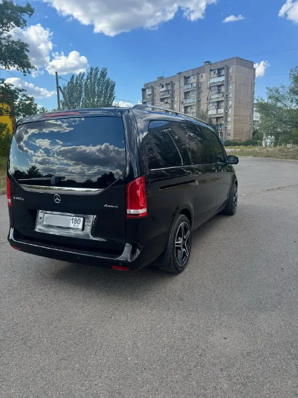 Mercedes v-class v250, 2018год, 190лс, 114 тыс км пробег, полный привод, автомобиль куплен у официального дилера, по факту 3й владелец, первый хоз это салон, и были перевес номеров зоны риски и пескоструя затянуты в пленку, так же авто покрыт керамикой, стоят улучшенные передние тормоза( суппорта и увеличенный тормозной диск) без проблем могу вернуть в стоковые. по комплектации камеры 360, музыка burmester, кожа nappa, задние форточки электро, черный потолок, удержание в полосе, обе электродвери, столик, датчик слепых зон, адаптивный круиз, адаптивные фары, дополнительно уставлен carplay, штатный webasto, оригинальный пробег, обслуживался у оф. диллера, пробег подтвердит любой диллер mb, попутно обслуживал в клубном сервисе mb + отдам комплект зимний резины. по автомобилю делать абсолютно ничего не нужно, недавно были заменены масла в редукторах и коробке цена 5.50000 🍋 торг тел : +79493723676 📞 звоните: +7(949)3723676 - фотография - 7