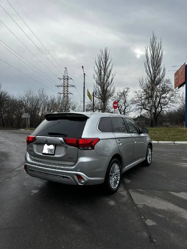 Продам mitsubishi outlander 2019г. машина в отличном состоянии. растаможена. правый руль! ездила девушка. первая регистрация и 1 владелец с 2023 года. пробег 73000км. машина ездит каждый день. обьем двигателя 2.4 plugin hybrid. можно заряжать. расход по городу до 6 литров но можно ехать и на электро-двигателе до 40 км. мощность 300л. с., в птс до налог! очень резвый автомобиль. отличная комплектация. без ключевой доступ, подогрев руля, передних сидений. освещение лэд. диски 18 резина новая лето и зима шипы. парктроники в круг. хорошая музыка. куча ассистентов. датчики света, дождя и т. д.продажа в донецке, макеевке, харцызке. любые проверки за ваш счет. цена 2500000млн руб. торг приветствую у капота. +7949-504-1522 📞 звоните: +7(949)5041522 - фотография - 2