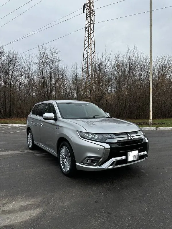 Продам mitsubishi outlander 2019г. машина в отличном состоянии. растаможена. правый руль! ездила девушка. первая регистрация и 1 владелец с 2023 года. пробег 73000км. машина ездит каждый день. обьем двигателя 2.4 plugin hybrid. можно заряжать. расход по городу до 6 литров но можно ехать и на электро-двигателе до 40 км. мощность 300л. с., в птс до налог! очень резвый автомобиль. отличная комплектация. без ключевой доступ, подогрев руля, передних сидений. освещение лэд. диски 18 резина новая лето и зима шипы. парктроники в круг. хорошая музыка. куча ассистентов. датчики света, дождя и т. д.продажа в донецке, макеевке, харцызке. любые проверки за ваш счет. цена 2500000млн руб. торг приветствую у капота. +7949-504-1522 📞 звоните: +7(949)5041522 - фотография - 3