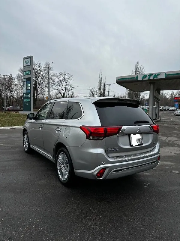 Продам mitsubishi outlander 2019г. машина в отличном состоянии. растаможена. правый руль! ездила девушка. первая регистрация и 1 владелец с 2023 года. пробег 73000км. машина ездит каждый день. обьем двигателя 2.4 plugin hybrid. можно заряжать. расход по городу до 6 литров но можно ехать и на электро-двигателе до 40 км. мощность 300л. с., в птс до налог! очень резвый автомобиль. отличная комплектация. без ключевой доступ, подогрев руля, передних сидений. освещение лэд. диски 18 резина новая лето и зима шипы. парктроники в круг. хорошая музыка. куча ассистентов. датчики света, дождя и т. д.продажа в донецке, макеевке, харцызке. любые проверки за ваш счет. цена 2500000млн руб. торг приветствую у капота. +7949-504-1522 📞 звоните: +7(949)5041522 - фотография - 5