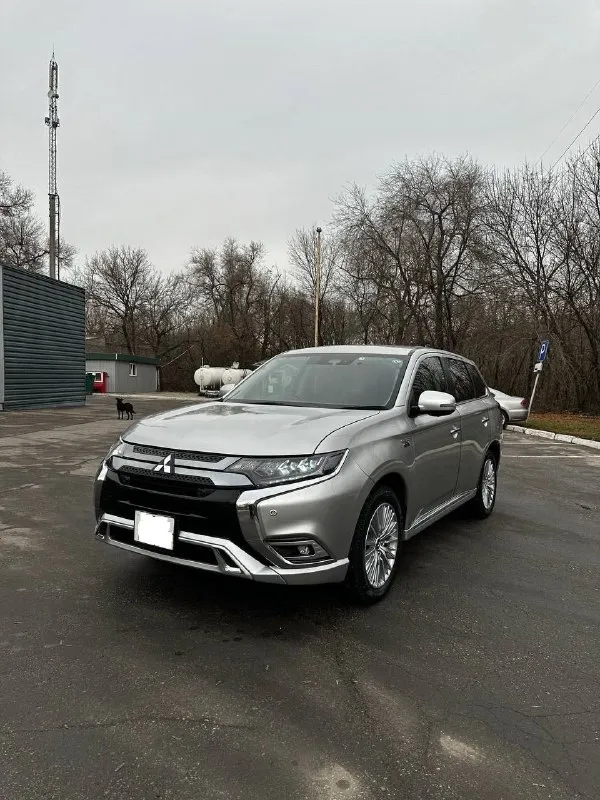 Продам mitsubishi outlander 2019г. машина в отличном состоянии. растаможена. правый руль! ездила девушка. первая регистрация и 1 владелец с 2023 года. пробег 73000км. машина ездит каждый день. обьем двигателя 2.4 plugin hybrid. можно заряжать. расход по городу до 6 литров но можно ехать и на электро-двигателе до 40 км. мощность 300л. с., в птс до налог! очень резвый автомобиль. отличная комплектация. без ключевой доступ, подогрев руля, передних сидений. освещение лэд. диски 18 резина новая лето и зима шипы. парктроники в круг. хорошая музыка. куча ассистентов. датчики света, дождя и т. д.продажа в донецке, макеевке, харцызке. любые проверки за ваш счет. цена 2500000млн руб. торг приветствую у капота. +7949-504-1522 📞 звоните: +7(949)5041522 - фотография - 7