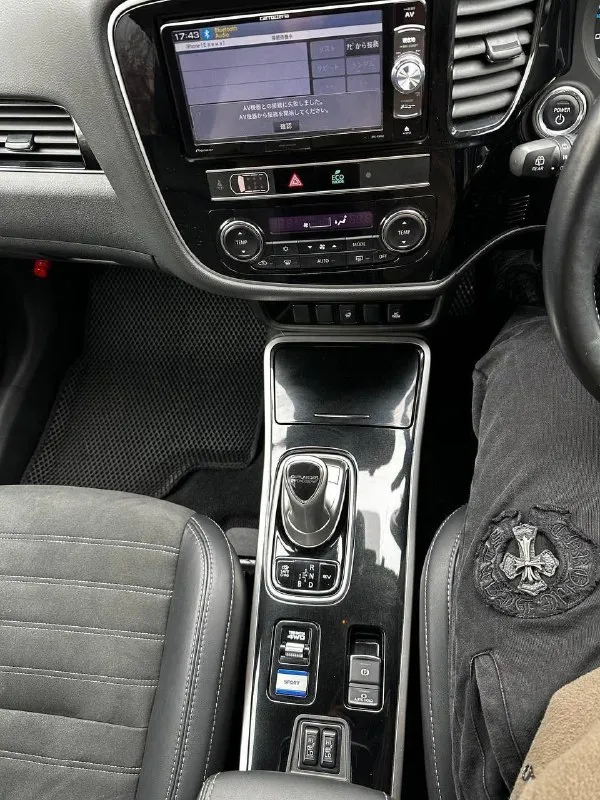 Продам mitsubishi outlander 2019г. машина в отличном состоянии. растаможена. правый руль! ездила девушка. первая регистрация и 1 владелец с 2023 года. пробег 73000км. машина ездит каждый день. обьем двигателя 2.4 plugin hybrid. можно заряжать. расход по городу до 6 литров но можно ехать и на электро-двигателе до 40 км. мощность 300л. с., в птс до налог! очень резвый автомобиль. отличная комплектация. без ключевой доступ, подогрев руля, передних сидений. освещение лэд. диски 18 резина новая лето и зима шипы. парктроники в круг. хорошая музыка. куча ассистентов. датчики света, дождя и т. д.продажа в донецке, макеевке, харцызке. любые проверки за ваш счет. цена 2500000млн руб. торг приветствую у капота. +7949-504-1522 📞 звоните: +7(949)5041522 - фотография - 9