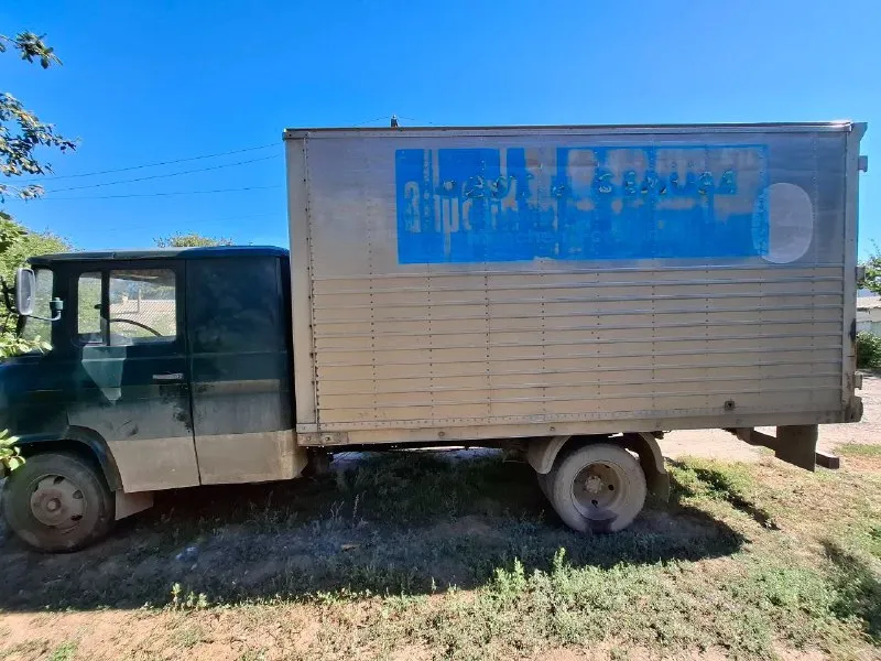 Mercedes-benz 608d 1979г. -- промтоварный фургон -- пробег 549848 км -- цена: 600.000р -- +7949 338 37 41 вячеслав пгт. пантелеймоновка, микрорайон планы авто после капитального ремонта двигателя. машина запускается с пол оборота и едет. из минусов: не работает рулевой усилитель, не поднимает водительское окно, водительская дверь открывается снаружи, пассажирская изнутри. продается из за ненадобности в использовании. торг у капота! 📞 звоните: +7(949)3383741 - фотография - 2