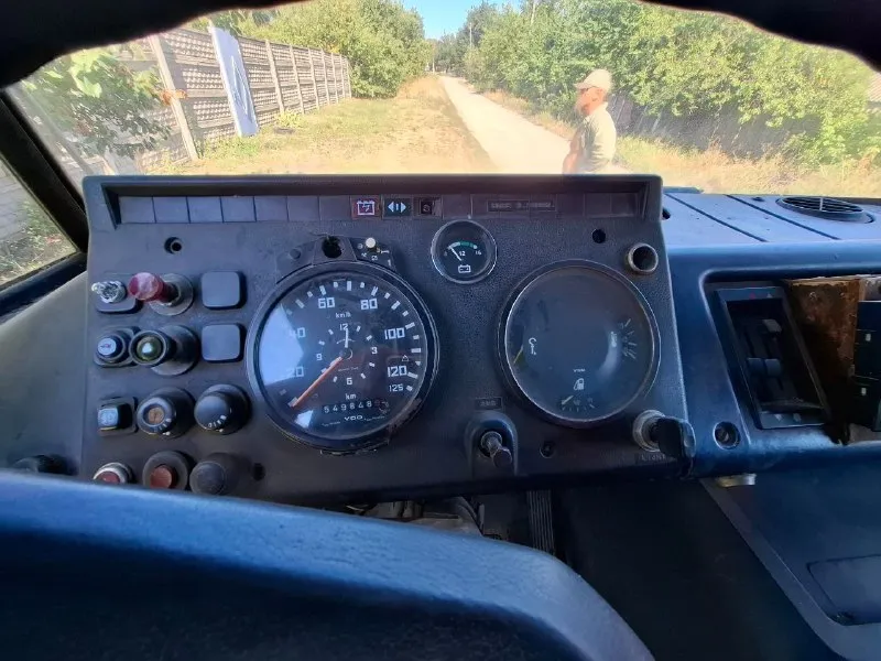 Mercedes-benz 608d 1979г. -- промтоварный фургон -- пробег 549848 км -- цена: 600.000р -- +7949 338 37 41 вячеслав пгт. пантелеймоновка, микрорайон планы авто после капитального ремонта двигателя. машина запускается с пол оборота и едет. из минусов: не работает рулевой усилитель, не поднимает водительское окно, водительская дверь открывается снаружи, пассажирская изнутри. продается из за ненадобности в использовании. торг у капота! 📞 звоните: +7(949)3383741 - фотография - 5