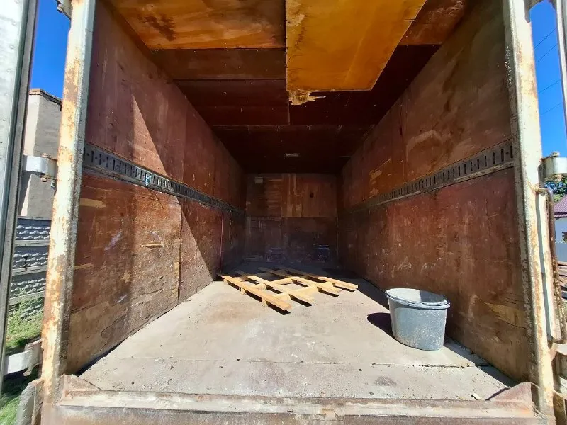 Mercedes-benz 608d 1979г. -- промтоварный фургон -- пробег 549848 км -- цена: 600.000р -- +7949 338 37 41 вячеслав пгт. пантелеймоновка, микрорайон планы авто после капитального ремонта двигателя. машина запускается с пол оборота и едет. из минусов: не работает рулевой усилитель, не поднимает водительское окно, водительская дверь открывается снаружи, пассажирская изнутри. продается из за ненадобности в использовании. торг у капота! 📞 звоните: +7(949)3383741 - фотография - 7