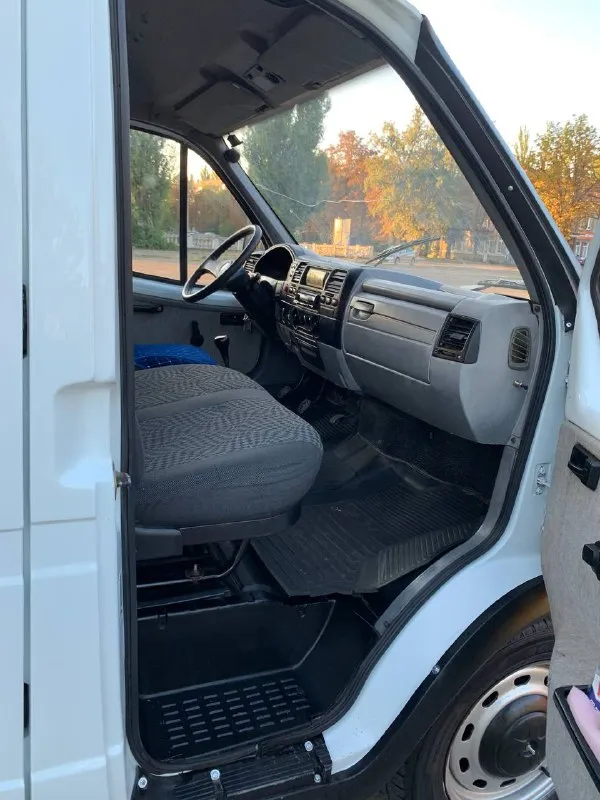 Продам газель соболь 2004 г. автомобиль в хорошем состоянии, двигатель 405 инжектор и ходовая в порядке, редуктор не гудит не воет, коробка переключает отлично посторонних шумов нет, рама вся целая, днище, арки пороги все целое, остекление все заводское, гидро-усилитель руля работает исправно, за все время существования 2 хозяина, резина новая не проехала и 1000 км, переоформление без проблем документы в порядке, магнитола aux, usb, цена данного авто 585000 т. р торг реальному покупателю у капота. контакты для связи: +7949-521-31-10 осмотр г. харцызск. так же если не дозвонитесь на этом номере есть телеграмм, всем удачи 👍 📲 tg: bogdan v. 📞 звоните: +7(949)5213110 - фотография - 6