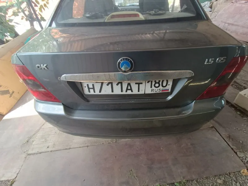 Geely ck 2012 года. коробка мкпп. мотор 1,5 л. автомобиль на полном ходу. пробег чуть более 190. вся в заводском окрасе (кроме 2 элементов - бампера и капота). поменяна вся передняя подвеска. в августе было заменено сцепление, соответственно машина мягко и плавно переключает передачи (тогда же в коробке было заменено масло). имеется 2 стеклоподъёмника, а также двухдиновая магнитола с gps и возможностью подключиться к интернету, боковые зеркала с электрорегулировкой и подогревом. очень экономный расход бензина. хорошо держит дорогу при поворотах, а также при быстрой езде очень устойчива на дороге мотор легко запускается, плавно работает на холостых оборотах, почти бесшумный. недавно были заменены бронепровода, а также свечи зажигания, куплена новая катушка зажигания. продажа в связи с ненадобностью, так как куплен другой автомобиль полностью готова к переоформлению (стоит на российском учете), документация в норме ( я первый владелец по российскому птс, на автомобиле не 📞 звоните: +7(949)3719018 - фотография - 4