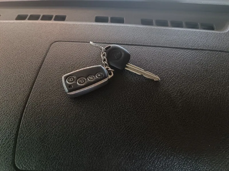 Geely ck 2012 года. коробка мкпп. мотор 1,5 л. автомобиль на полном ходу. пробег чуть более 190. вся в заводском окрасе (кроме 2 элементов - бампера и капота). поменяна вся передняя подвеска. в августе было заменено сцепление, соответственно машина мягко и плавно переключает передачи (тогда же в коробке было заменено масло). имеется 2 стеклоподъёмника, а также двухдиновая магнитола с gps и возможностью подключиться к интернету, боковые зеркала с электрорегулировкой и подогревом. очень экономный расход бензина. хорошо держит дорогу при поворотах, а также при быстрой езде очень устойчива на дороге мотор легко запускается, плавно работает на холостых оборотах, почти бесшумный. недавно были заменены бронепровода, а также свечи зажигания, куплена новая катушка зажигания. продажа в связи с ненадобностью, так как куплен другой автомобиль полностью готова к переоформлению (стоит на российском учете), документация в норме ( я первый владелец по российскому птс, на автомобиле не 📞 звоните: +7(949)3719018 - фотография - 7