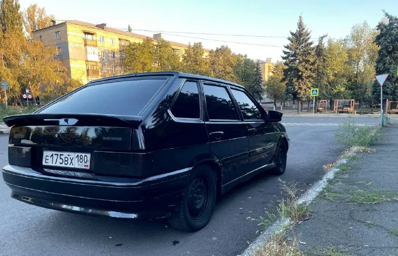 Доброго времени суток в продаже ваз 2114 цвет:космос год: 2012 пробег: 262000 км машина в хорошем состоянии, ухоженная, мотор 8-ми клоп работает отлично, никаких проблем нет, коробка переключает передачи отлично, без хрустов. салон в отличном состоянии, новые передние сиденья, по кузову есть мелкие косяки виде сколов на заднем и переднем бампере стоит газ евро4. стоит банка стингер и паук субару соунд, едет бодро. при владении дтп не было. стоит музыка играет отлично 20 amp и 16 kicx все под усилком с запасом, пассивный сам буфер по электрике машина мозги не долбит, все исправно. для молодого пацана машина то что нужно цена: 350.000, + торг у капота. связь: +79495168381 📞 звоните: +7(949)5168381 - фотография - 5