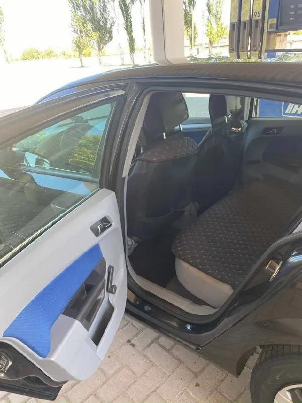 Продам opel астра h 2004 года выпуска хэтчбек, обьем двигателя 1,8 бензин(125 л. с)механика по комплектации -круиз контроль -кондиционер -мультируль -гидроусилитель руля -датчик дождя -датчик света -парктроники -автозатемнение зеркала заднего вида -подогрев зеркал -стоит достойная магнитола тайзер сс3 диагональ 21 дюйм -достойные колоночки машина ухоженна, двигатель работает ровно, ходовка в отличном состоянии, машина сел и поехал. г. горловке цена 575 тыс. руб +79490734311-сергей 📞 звоните: +7(949)0734311 - фотография - 4