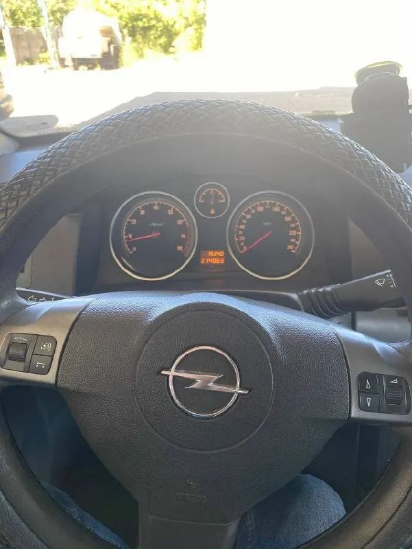 Продам opel астра h 2004 года выпуска хэтчбек, обьем двигателя 1,8 бензин(125 л. с)механика по комплектации -круиз контроль -кондиционер -мультируль -гидроусилитель руля -датчик дождя -датчик света -парктроники -автозатемнение зеркала заднего вида -подогрев зеркал -стоит достойная магнитола тайзер сс3 диагональ 21 дюйм -достойные колоночки машина ухоженна, двигатель работает ровно, ходовка в отличном состоянии, машина сел и поехал. г. горловке цена 575 тыс. руб +79490734311-сергей 📞 звоните: +7(949)0734311 - фотография - 5