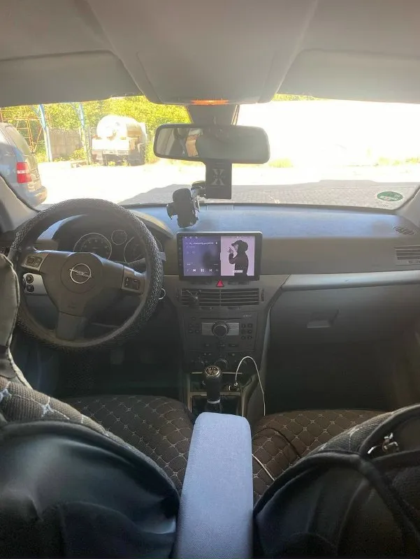 Продам opel астра h 2004 года выпуска хэтчбек, обьем двигателя 1,8 бензин(125 л. с)механика по комплектации -круиз контроль -кондиционер -мультируль -гидроусилитель руля -датчик дождя -датчик света -парктроники -автозатемнение зеркала заднего вида -подогрев зеркал -стоит достойная магнитола тайзер сс3 диагональ 21 дюйм -достойные колоночки машина ухоженна, двигатель работает ровно, ходовка в отличном состоянии, машина сел и поехал. г. горловке цена 575 тыс. руб +79490734311-сергей 📞 звоните: +7(949)0734311 - фотография - 6