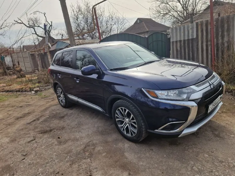 Mitsubishi outlander 3, 2017г, 111 т. м. -двигатель 2.4 литра (167л/с) -круиз контроль -двухзонный климат -коробка автомат -электропривод багажника -андроид -камера заднего вида пригнана из грузии летом 2022 года. 7 мест. стоит уже на учете в рф, 180 регион. в машине все работает, нареканий по двигателю и коробке нет. масло в двигателе меняется каждые 7-8 тыс. км, в коробке не больше 35 тыс. км. в пользовании каждый день, в гараже не отстаивается. установлена хорошая андроид магнитола, электробагажник открывается с кнопки, с брелка и ногой, если руки заняты. гаражное хранение. едет бодро и уверенно. багажник очень большой. есть незначительные коцки по кузову. если нужно сделаю видео отчёт, либо по видеозвонку можно посмотреть. хороший и надёжный семейный автомобиль, недорогой в обслуживании. ja4ad2a39hz028264 - vin цена: 1 850 000 руб торг осмотр в енакиево +79493461799 олег 📞 звоните: +7(949)3461799 - фотография - 2