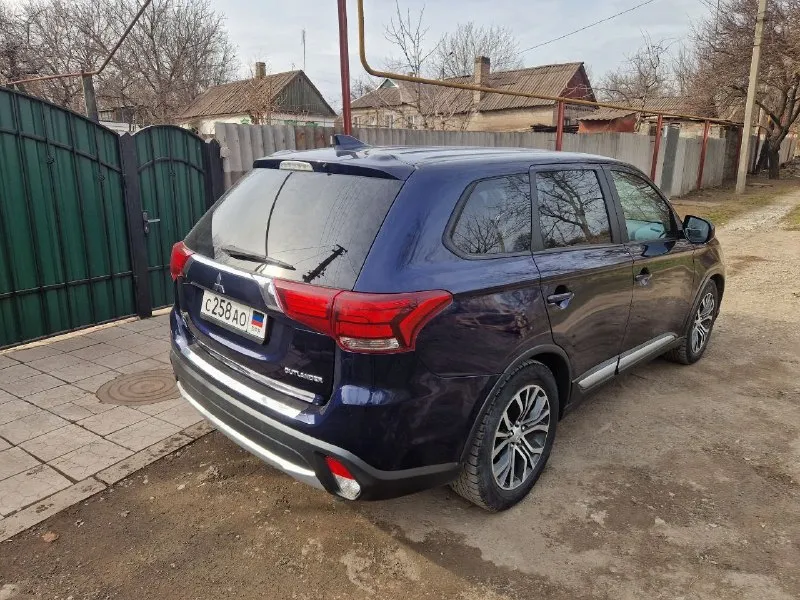 Mitsubishi outlander 3, 2017г, 111 т. м. -двигатель 2.4 литра (167л/с) -круиз контроль -двухзонный климат -коробка автомат -электропривод багажника -андроид -камера заднего вида пригнана из грузии летом 2022 года. 7 мест. стоит уже на учете в рф, 180 регион. в машине все работает, нареканий по двигателю и коробке нет. масло в двигателе меняется каждые 7-8 тыс. км, в коробке не больше 35 тыс. км. в пользовании каждый день, в гараже не отстаивается. установлена хорошая андроид магнитола, электробагажник открывается с кнопки, с брелка и ногой, если руки заняты. гаражное хранение. едет бодро и уверенно. багажник очень большой. есть незначительные коцки по кузову. если нужно сделаю видео отчёт, либо по видеозвонку можно посмотреть. хороший и надёжный семейный автомобиль, недорогой в обслуживании. ja4ad2a39hz028264 - vin цена: 1 850 000 руб торг осмотр в енакиево +79493461799 олег 📞 звоните: +7(949)3461799 - фотография - 3