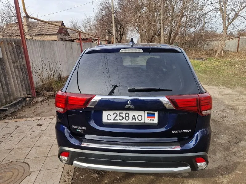 Mitsubishi outlander 3, 2017г, 111 т. м. -двигатель 2.4 литра (167л/с) -круиз контроль -двухзонный климат -коробка автомат -электропривод багажника -андроид -камера заднего вида пригнана из грузии летом 2022 года. 7 мест. стоит уже на учете в рф, 180 регион. в машине все работает, нареканий по двигателю и коробке нет. масло в двигателе меняется каждые 7-8 тыс. км, в коробке не больше 35 тыс. км. в пользовании каждый день, в гараже не отстаивается. установлена хорошая андроид магнитола, электробагажник открывается с кнопки, с брелка и ногой, если руки заняты. гаражное хранение. едет бодро и уверенно. багажник очень большой. есть незначительные коцки по кузову. если нужно сделаю видео отчёт, либо по видеозвонку можно посмотреть. хороший и надёжный семейный автомобиль, недорогой в обслуживании. ja4ad2a39hz028264 - vin цена: 1 850 000 руб торг осмотр в енакиево +79493461799 олег 📞 звоните: +7(949)3461799 - фотография - 4