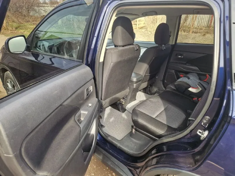 Mitsubishi outlander 3, 2017г, 111 т. м. -двигатель 2.4 литра (167л/с) -круиз контроль -двухзонный климат -коробка автомат -электропривод багажника -андроид -камера заднего вида пригнана из грузии летом 2022 года. 7 мест. стоит уже на учете в рф, 180 регион. в машине все работает, нареканий по двигателю и коробке нет. масло в двигателе меняется каждые 7-8 тыс. км, в коробке не больше 35 тыс. км. в пользовании каждый день, в гараже не отстаивается. установлена хорошая андроид магнитола, электробагажник открывается с кнопки, с брелка и ногой, если руки заняты. гаражное хранение. едет бодро и уверенно. багажник очень большой. есть незначительные коцки по кузову. если нужно сделаю видео отчёт, либо по видеозвонку можно посмотреть. хороший и надёжный семейный автомобиль, недорогой в обслуживании. ja4ad2a39hz028264 - vin цена: 1 850 000 руб торг осмотр в енакиево +79493461799 олег 📞 звоните: +7(949)3461799 - фотография - 7