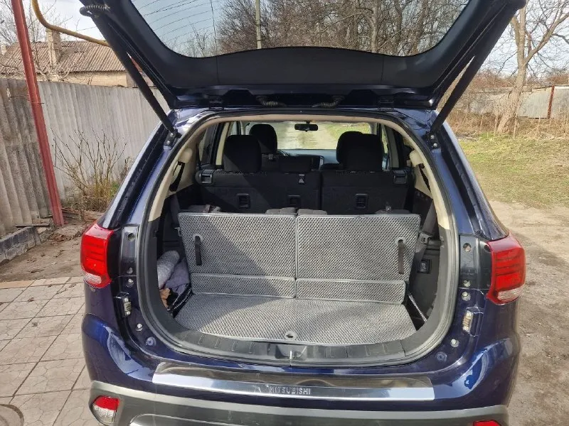 Mitsubishi outlander 3, 2017г, 111 т. м. -двигатель 2.4 литра (167л/с) -круиз контроль -двухзонный климат -коробка автомат -электропривод багажника -андроид -камера заднего вида пригнана из грузии летом 2022 года. 7 мест. стоит уже на учете в рф, 180 регион. в машине все работает, нареканий по двигателю и коробке нет. масло в двигателе меняется каждые 7-8 тыс. км, в коробке не больше 35 тыс. км. в пользовании каждый день, в гараже не отстаивается. установлена хорошая андроид магнитола, электробагажник открывается с кнопки, с брелка и ногой, если руки заняты. гаражное хранение. едет бодро и уверенно. багажник очень большой. есть незначительные коцки по кузову. если нужно сделаю видео отчёт, либо по видеозвонку можно посмотреть. хороший и надёжный семейный автомобиль, недорогой в обслуживании. ja4ad2a39hz028264 - vin цена: 1 850 000 руб торг осмотр в енакиево +79493461799 олег 📞 звоните: +7(949)3461799 - фотография - 9