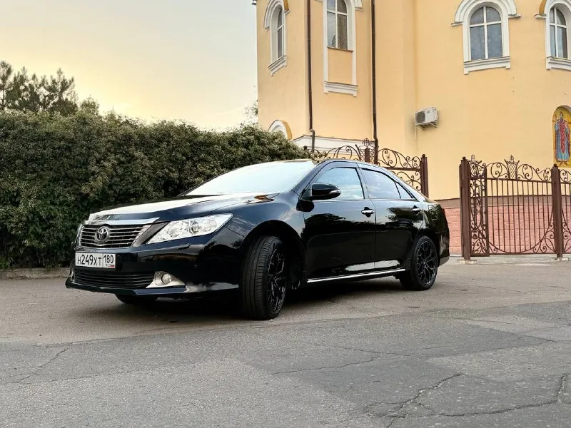 Продам свой личный автомобиль toyota camry xv 50 мотор 3,5 v6 атмосфера, 277 л. с. коробка автомат. автомобиль в моем пользовании длительное время, относился бережно, своевременное т. о. два ключа авто + два ключа starline до покупки автомобиль находился в пользовании правительства рф. состояние нового автомобиля ! родной пробег 40 000 км ❗️❗️❗️капсула времени. любые проверки. автомобиль в максимальной комплектации ( по телефону все расскажу ) на машине установлена сигнализация starline со всеми документами машина полностью обработана мавилью сейчас машина на новых 18-ых колесах и новой летней резине pirelli cinturato p7. также отдам в подарок родные 17 диски на новой резине bridgestone blizzak ice цена за авто 2.650 + хороший торг реальному покупателю +79493428798 тг на этом номере - фотография - 2