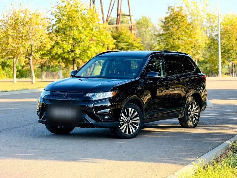🆕 mitsubishi / otlander ⤵️ цена: 2 150 000₽ город: краснодон год выпуска: 2019 пробег: 72 000миль объём двигателя: 2.4 топливо: бензин кпп: вариатор собственник mitsubishi outlander 2019г. 2.4 литра 172 л/с. !продается очень надёжный и красивый, а также с неболшим расходом)7 местный кроссовер mitsubishi outlander 2019г. 2.4 литра 172 л/с. с пробегом 72000 миль(115000км) в комплектации : старт-стоп, кожаный салон, красивые оригинальные диски с новой летней резиной, электросидения водителя и пассажира, без ключевой доступ, эл. ручник, auto hold, датчик слепых зон, подогрев сидений, зеркала с электро приводом (складываются при закрывании авто), электропривод крышки багажника, carplay и android auto, двухзонный климат-контроль, камера заднего вида, датчик дождя, датчик света датчик давления шин. зимние шины в комплекте!!!новый акб, заменено масло в двигателе+фильтра, установлены новые тормозные колодки. дополнительные вопросы по торг у капота. возможен обмен с вашей доплат 📞 звоните: +7(959)1221616 - фотография - 4