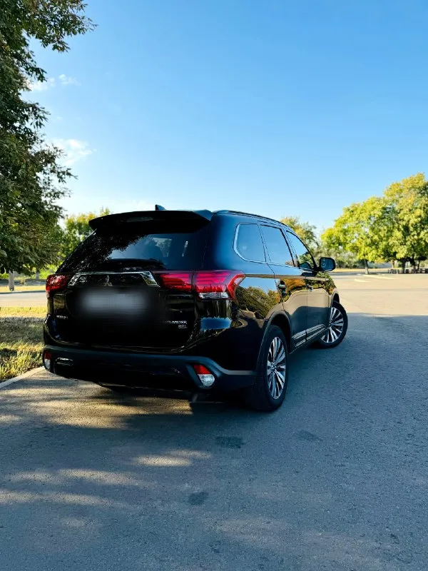 🆕 mitsubishi / otlander ⤵️ цена: 2 150 000₽ город: краснодон год выпуска: 2019 пробег: 72 000миль объём двигателя: 2.4 топливо: бензин кпп: вариатор собственник mitsubishi outlander 2019г. 2.4 литра 172 л/с. !продается очень надёжный и красивый, а также с неболшим расходом)7 местный кроссовер mitsubishi outlander 2019г. 2.4 литра 172 л/с. с пробегом 72000 миль(115000км) в комплектации : старт-стоп, кожаный салон, красивые оригинальные диски с новой летней резиной, электросидения водителя и пассажира, без ключевой доступ, эл. ручник, auto hold, датчик слепых зон, подогрев сидений, зеркала с электро приводом (складываются при закрывании авто), электропривод крышки багажника, carplay и android auto, двухзонный климат-контроль, камера заднего вида, датчик дождя, датчик света датчик давления шин. зимние шины в комплекте!!!новый акб, заменено масло в двигателе+фильтра, установлены новые тормозные колодки. дополнительные вопросы по торг у капота. возможен обмен с вашей доплат 📞 звоните: +7(959)1221616 - фотография - 7