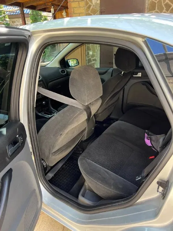 Продам ford focus 2 ghia год: 2007 родной пробег: 208тыс двигатель 1.6 бензин 115лс работает отлично, едет классно, не дымит не троит, по трассе ехать приятно! по ходовой нареканий нету, едет сбито, дорогу держит отлично, по кузову в очень достойном состоянии без гнили и коррозии, днище и пороги все целое, вин читаеться как с завода, по кузову без дтп все силовые части родные, 6 подушек безопасности, лобовое родное с подогревом! по электрике абсолютно все работает нет никаких ошибок! самая полная комплектация ghia: с двух зонным климатом, подогревами сидений, зеркал, лобового, круиз-контроль, подрулевое управление музыкой, авто свет, туманки, эл. зеркала, esp(курсовая устойчивость на дороге) 4 стеклоподьемника, омыватели фар, бортовик, центральный замок, дисковые торомза вкруг! кондиционер отлично холодит❄️на данный момент авто вложений не требует. документы кристально чистые 2 владельца за всю историю с оригинальным птс и зеленой автотекой! торг есть цена: 580000 📍мариу 📞 звоните: +7(949)6463727 - фотография - 10