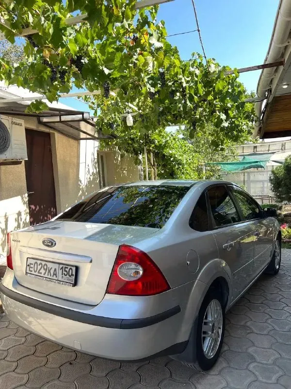 Продам ford focus 2 ghia год: 2007 родной пробег: 208тыс двигатель 1.6 бензин 115лс работает отлично, едет классно, не дымит не троит, по трассе ехать приятно! по ходовой нареканий нету, едет сбито, дорогу держит отлично, по кузову в очень достойном состоянии без гнили и коррозии, днище и пороги все целое, вин читаеться как с завода, по кузову без дтп все силовые части родные, 6 подушек безопасности, лобовое родное с подогревом! по электрике абсолютно все работает нет никаких ошибок! самая полная комплектация ghia: с двух зонным климатом, подогревами сидений, зеркал, лобового, круиз-контроль, подрулевое управление музыкой, авто свет, туманки, эл. зеркала, esp(курсовая устойчивость на дороге) 4 стеклоподьемника, омыватели фар, бортовик, центральный замок, дисковые торомза вкруг! кондиционер отлично холодит❄️на данный момент авто вложений не требует. документы кристально чистые 2 владельца за всю историю с оригинальным птс и зеленой автотекой! торг есть цена: 580000 📍мариу 📞 звоните: +7(949)6463727 - фотография - 3