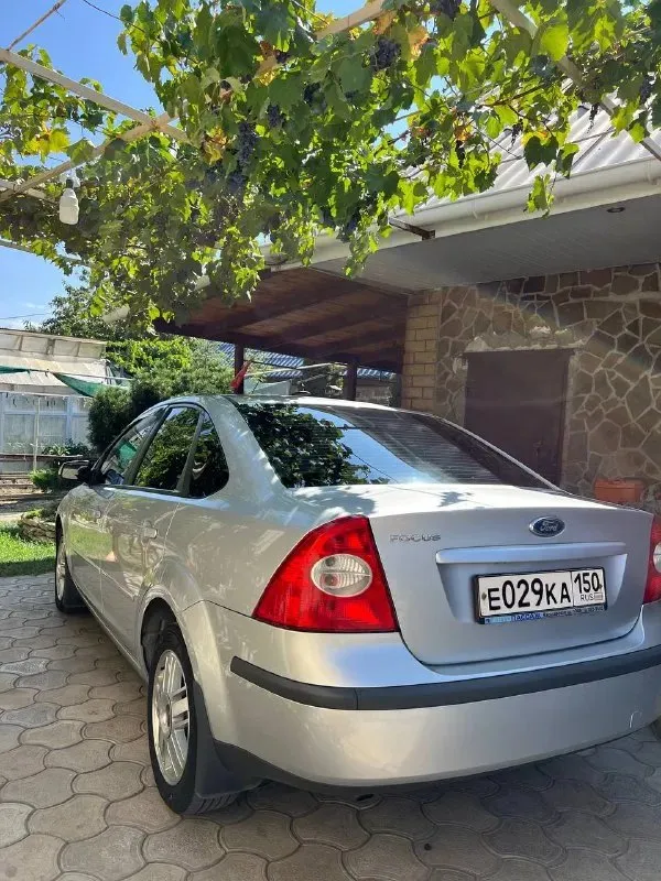 Продам ford focus 2 ghia год: 2007 родной пробег: 208тыс двигатель 1.6 бензин 115лс работает отлично, едет классно, не дымит не троит, по трассе ехать приятно! по ходовой нареканий нету, едет сбито, дорогу держит отлично, по кузову в очень достойном состоянии без гнили и коррозии, днище и пороги все целое, вин читаеться как с завода, по кузову без дтп все силовые части родные, 6 подушек безопасности, лобовое родное с подогревом! по электрике абсолютно все работает нет никаких ошибок! самая полная комплектация ghia: с двух зонным климатом, подогревами сидений, зеркал, лобового, круиз-контроль, подрулевое управление музыкой, авто свет, туманки, эл. зеркала, esp(курсовая устойчивость на дороге) 4 стеклоподьемника, омыватели фар, бортовик, центральный замок, дисковые торомза вкруг! кондиционер отлично холодит❄️на данный момент авто вложений не требует. документы кристально чистые 2 владельца за всю историю с оригинальным птс и зеленой автотекой! торг есть цена: 580000 📍мариу 📞 звоните: +7(949)6463727 - фотография - 4
