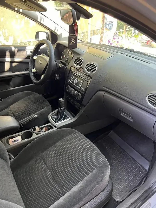 Продам ford focus 2 ghia год: 2007 родной пробег: 208тыс двигатель 1.6 бензин 115лс работает отлично, едет классно, не дымит не троит, по трассе ехать приятно! по ходовой нареканий нету, едет сбито, дорогу держит отлично, по кузову в очень достойном состоянии без гнили и коррозии, днище и пороги все целое, вин читаеться как с завода, по кузову без дтп все силовые части родные, 6 подушек безопасности, лобовое родное с подогревом! по электрике абсолютно все работает нет никаких ошибок! самая полная комплектация ghia: с двух зонным климатом, подогревами сидений, зеркал, лобового, круиз-контроль, подрулевое управление музыкой, авто свет, туманки, эл. зеркала, esp(курсовая устойчивость на дороге) 4 стеклоподьемника, омыватели фар, бортовик, центральный замок, дисковые торомза вкруг! кондиционер отлично холодит❄️на данный момент авто вложений не требует. документы кристально чистые 2 владельца за всю историю с оригинальным птс и зеленой автотекой! торг есть цена: 580000 📍мариу 📞 звоните: +7(949)6463727 - фотография - 7