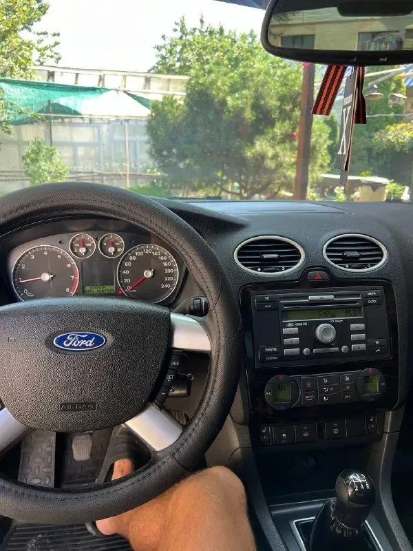 Продам ford focus 2 ghia год: 2007 родной пробег: 208тыс двигатель 1.6 бензин 115лс работает отлично, едет классно, не дымит не троит, по трассе ехать приятно! по ходовой нареканий нету, едет сбито, дорогу держит отлично, по кузову в очень достойном состоянии без гнили и коррозии, днище и пороги все целое, вин читаеться как с завода, по кузову без дтп все силовые части родные, 6 подушек безопасности, лобовое родное с подогревом! по электрике абсолютно все работает нет никаких ошибок! самая полная комплектация ghia: с двух зонным климатом, подогревами сидений, зеркал, лобового, круиз-контроль, подрулевое управление музыкой, авто свет, туманки, эл. зеркала, esp(курсовая устойчивость на дороге) 4 стеклоподьемника, омыватели фар, бортовик, центральный замок, дисковые торомза вкруг! кондиционер отлично холодит❄️на данный момент авто вложений не требует. документы кристально чистые 2 владельца за всю историю с оригинальным птс и зеленой автотекой! торг есть цена: 580000 📍мариу 📞 звоните: +7(949)6463727 - фотография - 8
